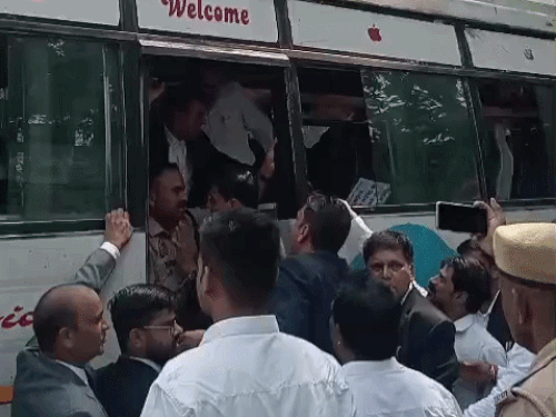 मेरठ में हाईकोर्ट बेंच की मांग पर अधिवक्ता-पुलिस आमने-सामने:बस रोकी तो कमिश्नरी बढ़े, 2 बजे सीएम से मुलाकात के आश्वासन पर रुके