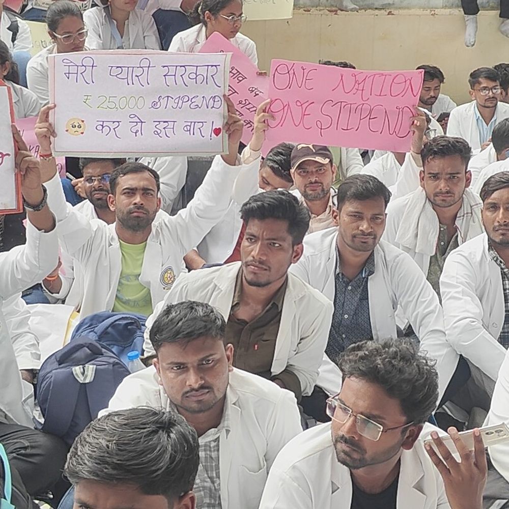 लखनऊ में आयुष इंटर्न्स का प्रदर्शन:25000 हजार स्टाइपेंड कि मांग , Gen Z के तर्ज पर बोले-'कुचुपुचु स्टाइपेंड बढ़ा दो'