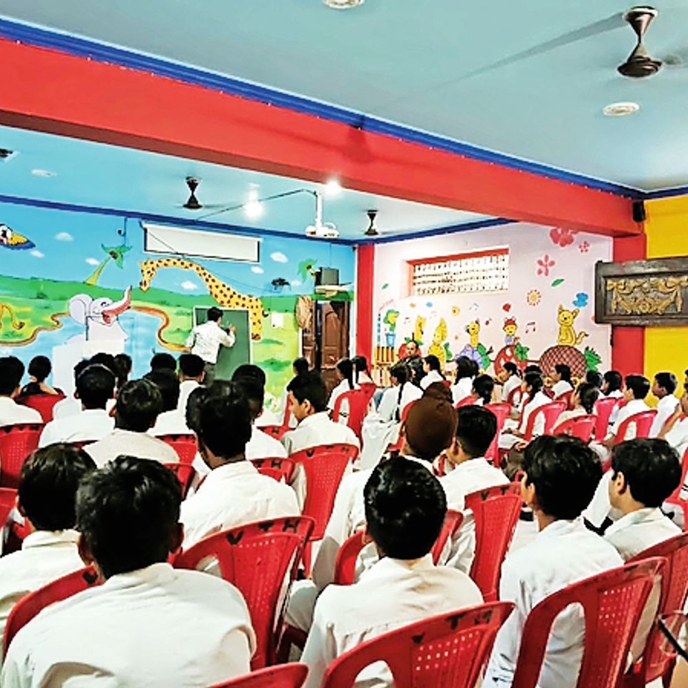 टैगोर मॉडल स्कूल में व्यक्तित्व विकास एवं स्पोकन इंग्लिश पर कराया सेमिनार