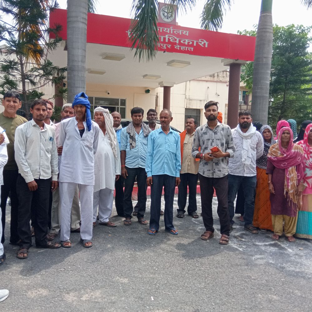 200 साल पुराने तालाब पर कब्जे का आरोप:कानपुर देहात में ग्रामीण DM कार्यालय पहुंचे, दोबारा सर्वे कराने की मांग