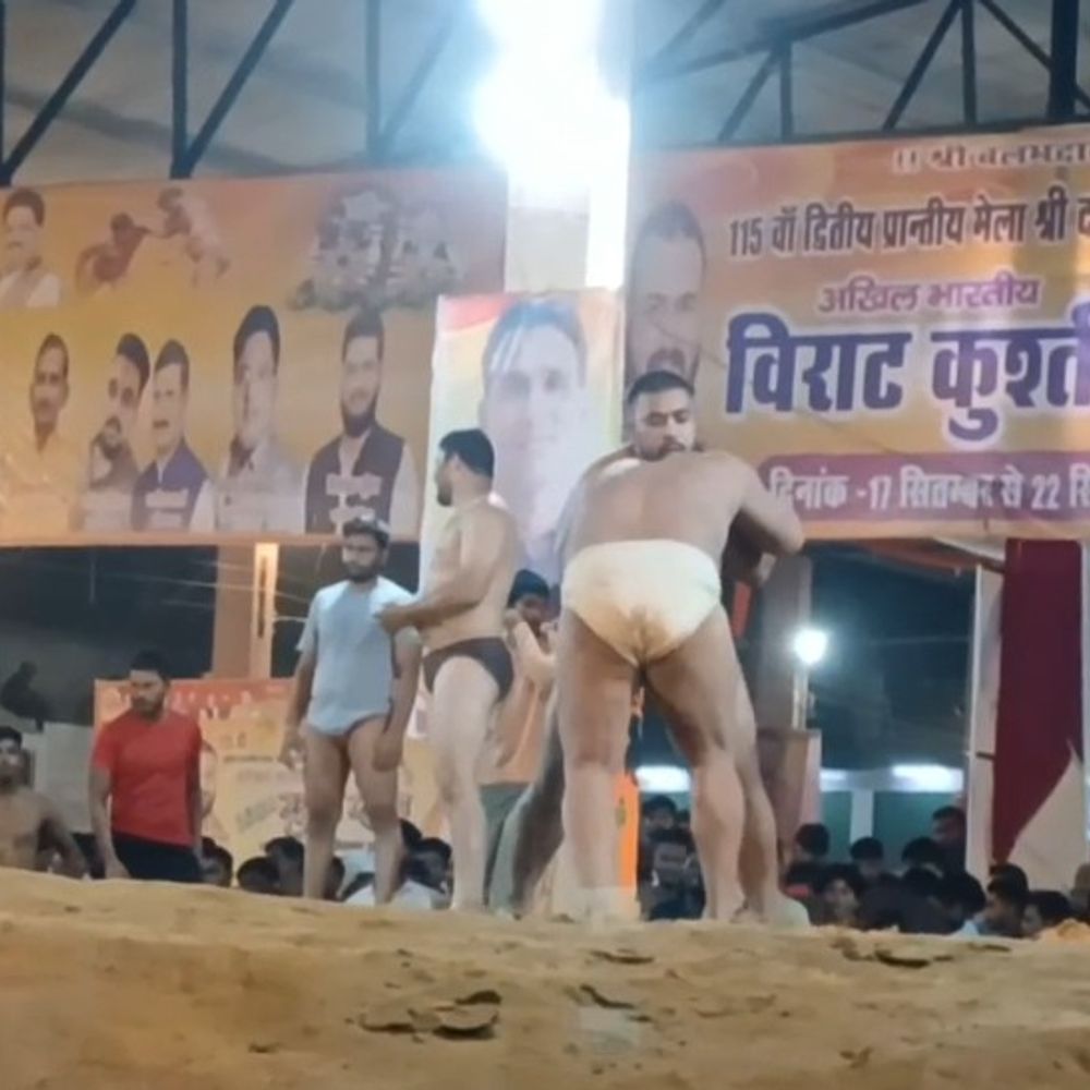 हाथरस दंगल में दो बड़ी इनामी कुश्तियां बराबरी पर छूटीं:2.51 लाख और 3.51 लाख रुपये की कुश्ती में कोई पहलवान नहीं जीता