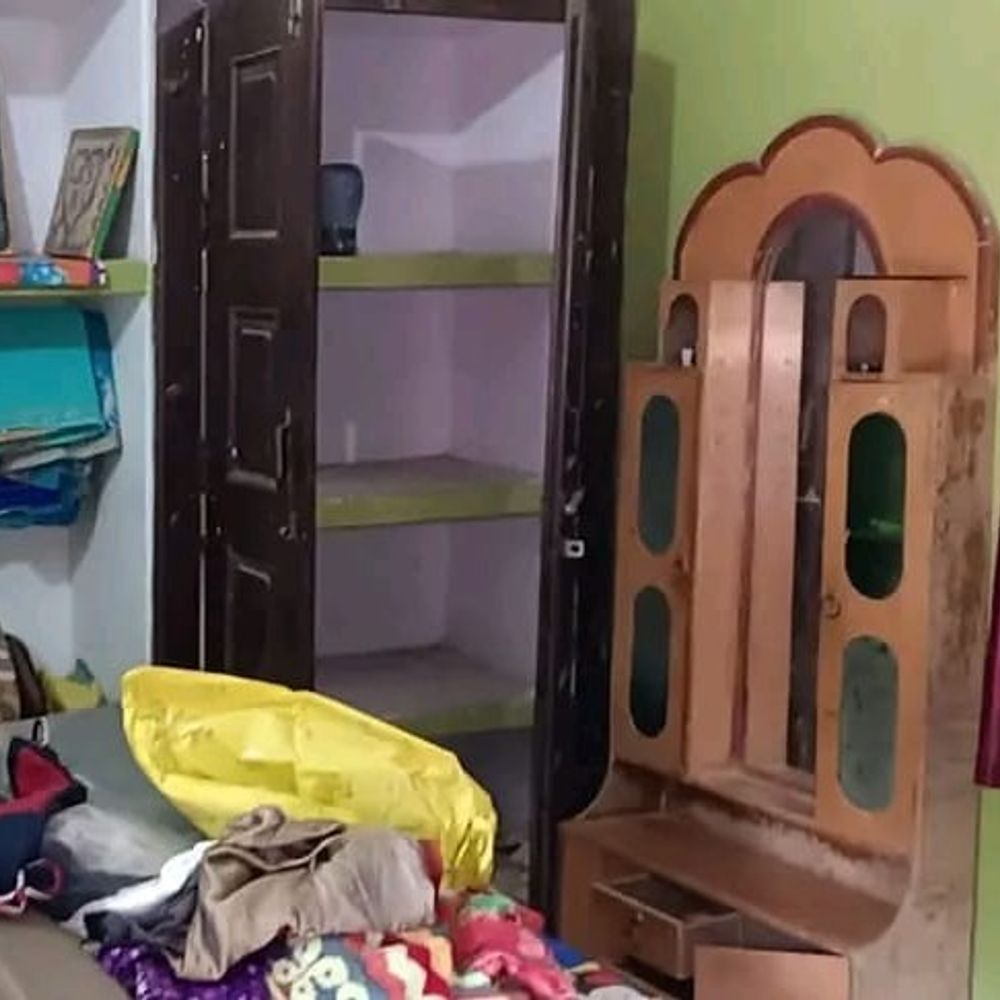 प्रतापगढ़ में ताला तोड़कर लाखों की चोरी:बरामदे में सोता रहा दंपती, जेवर और नकदी लेकर चोर फरार