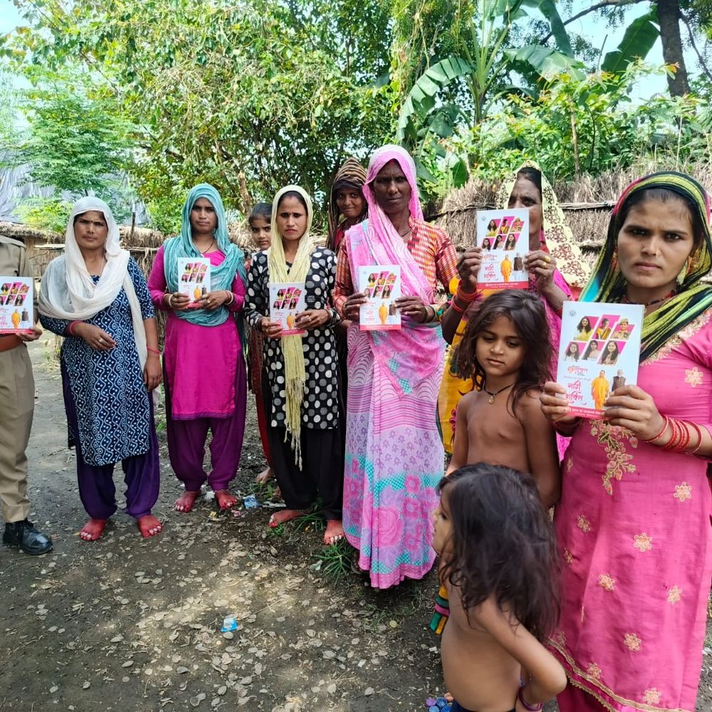 नीमगांव में मिशन शक्ति जागरूकता अभियान:मनचलों से डरें नहीं, पुलिस उनकी सुरक्षा के लिए चौक-चौराहों पर तैनात