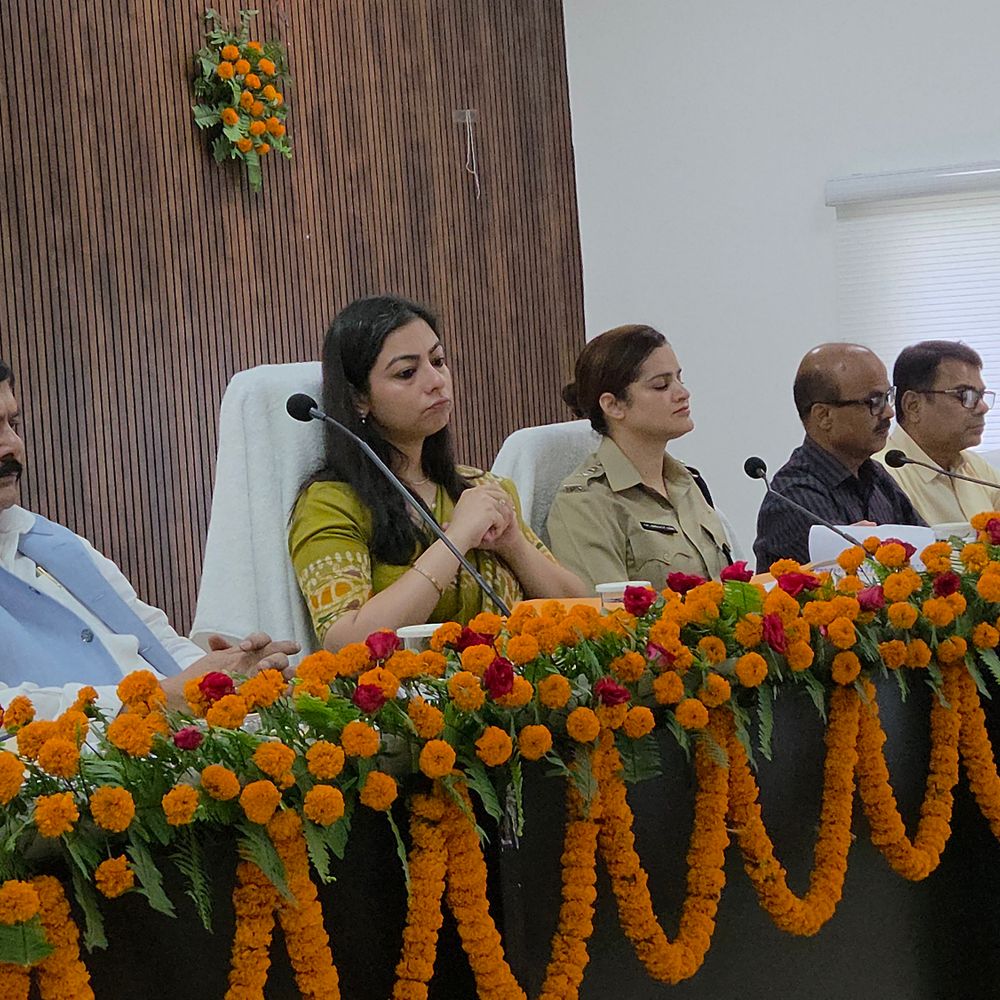 अरवल में दिशा की बैठक में सांसद सुरेंद्र यादव शामिल:विकास योजनाओं, जनसमस्याओं और सरकारी स्कीमों पर अधिकारियों के साथ की चर्चा