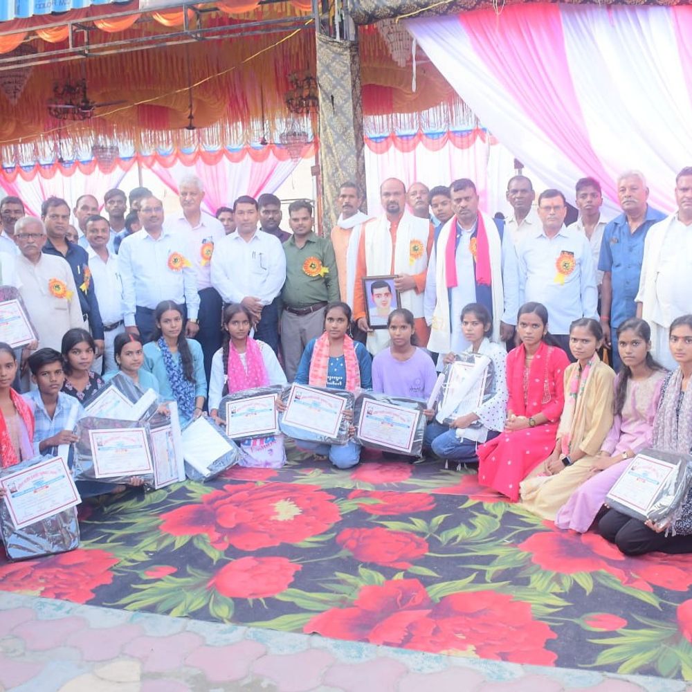 बस्ती में मेधावियों को मिला प्रज्ञा सम्मान:पद्मश्री डॉ. रत्नप्पा कुम्हार की जयंती पर जुटे प्रजापति समाज के लोग