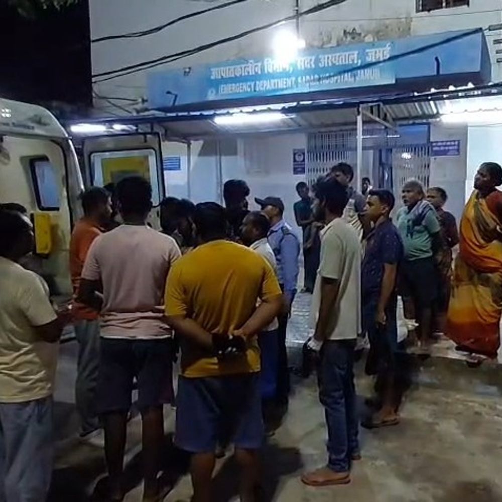 जमुई में अज्ञात वाहन ने ऑटो में मारी टक्कर:पुलिया से टकराकर पलटा; अस्पताल पहुंचने से पहले 45 साल के व्यक्ति की मौत