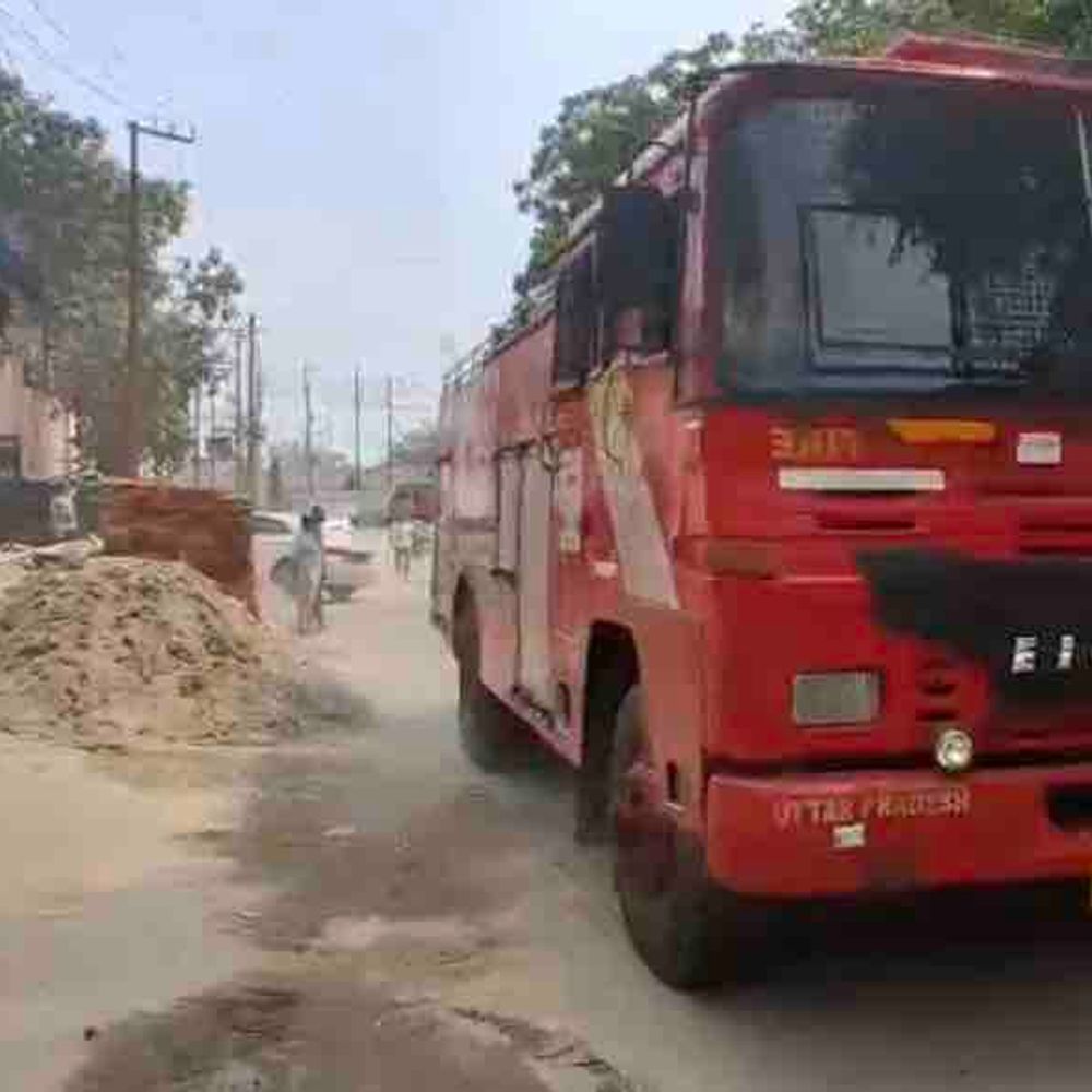 गाजियाबाद में घास कंपनी में लगी आग:सामान जलकर राख , फायर ब्रिगेड की तीन गाड़ियां पहुंची