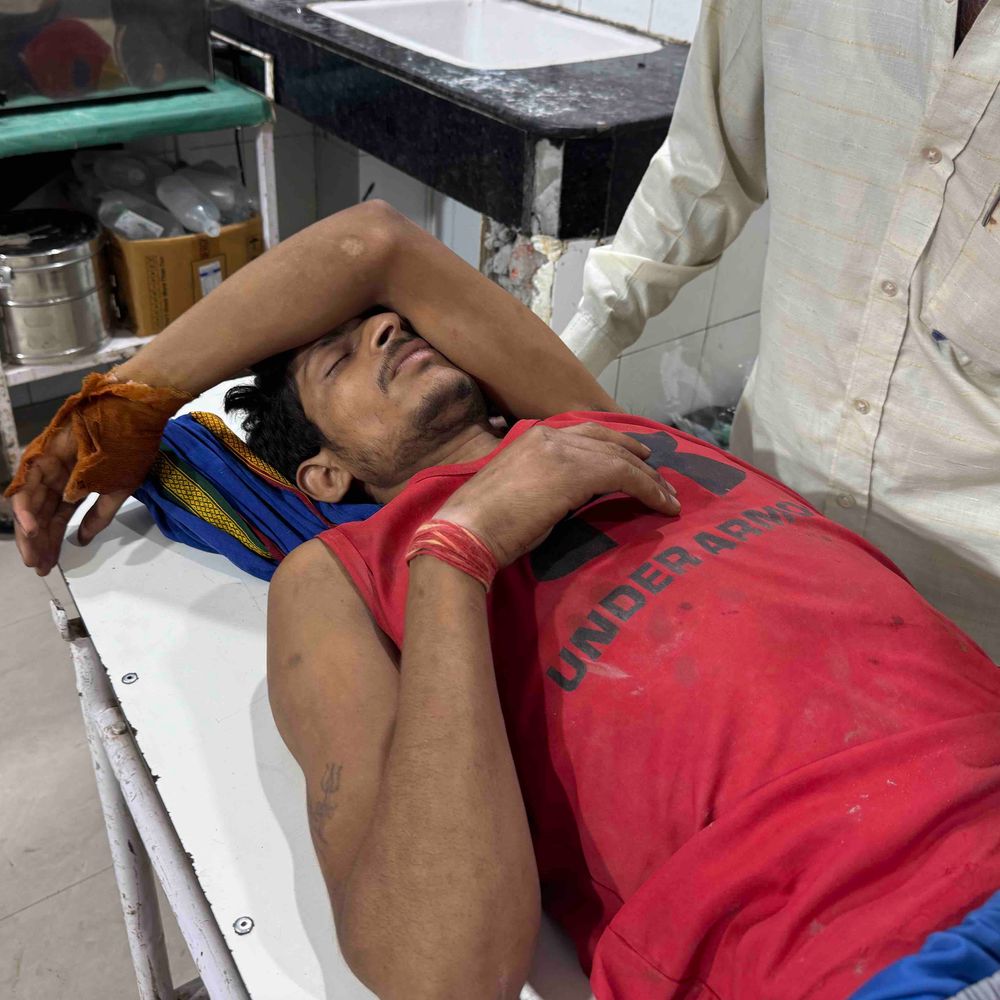 कानपुर के श्यामनगर में गड्ढे से ऑटो पलटा:ऑटो सवार युवक गंभीर घायल, शरीर में धंसी गिट्टियां; अस्पताल में भर्ती