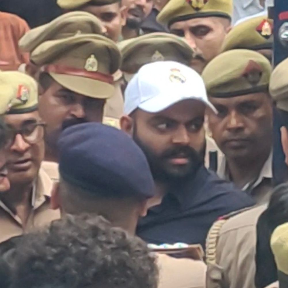 माफिया अतीक के बेटे अली अहमद की कोर्ट में पेशी:50 पुलिसकर्मियों के घेरे में 80 मीटर पैदल ले गई, समर्थकों की भीड़ पहुंची