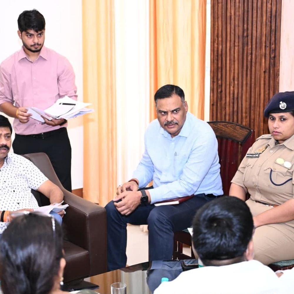 प्रभारी मंत्री ने अधिकारियों को दिए सख्त निर्देश:मिर्जापुर में बिजली-पानी, सड़कों पर काम और सेवा संकल्प अभियान पर जोर