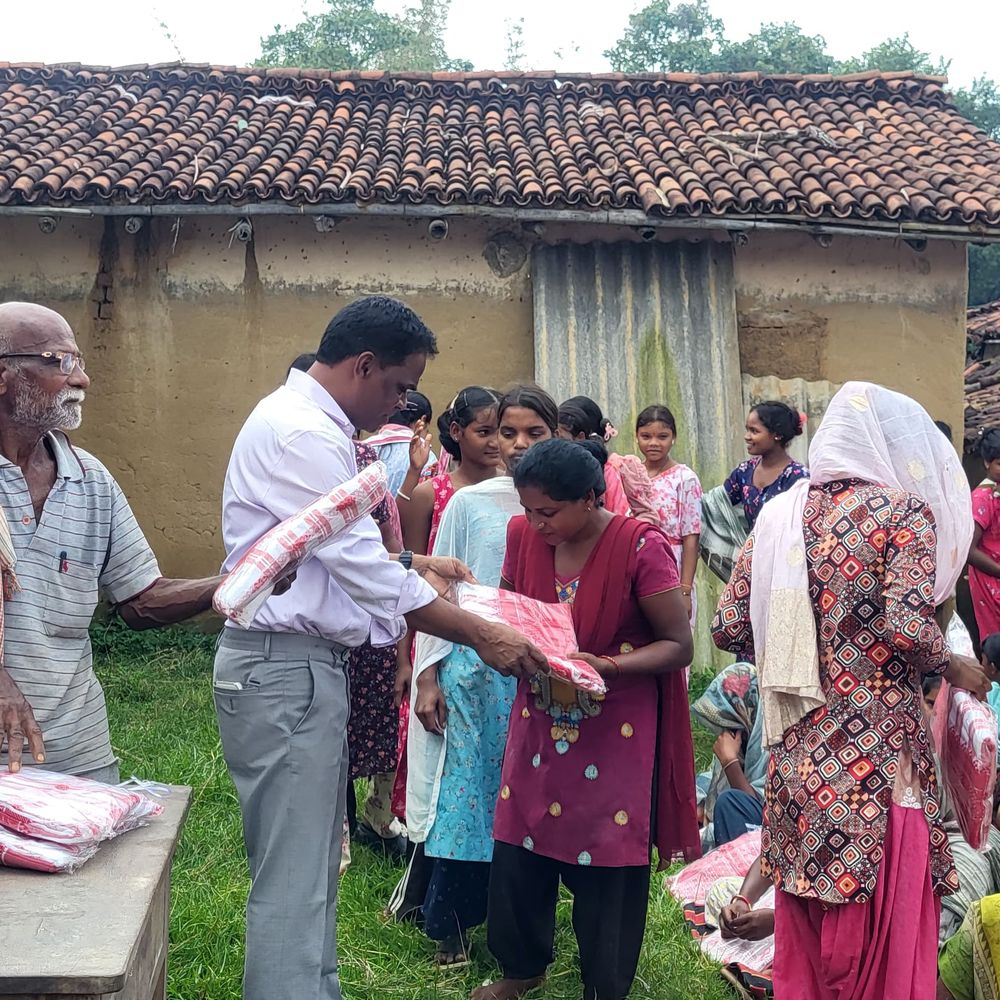 कांग्रेस जिला अध्यक्ष ने किया आदिवासी माता बहनों के बीच पारंप​िरक साड़ियों का वितरण