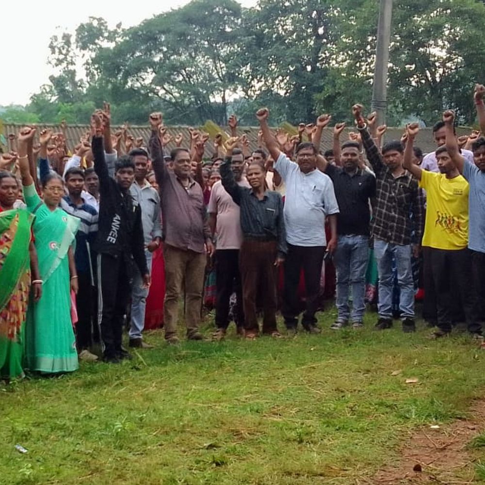 पादापहाड़ के हुटूबसुड़ में ग्रामसभा, रेलवे लाइन के लिए जमीन अधिग्रहण का ग्रामीणों ने किया विरोध