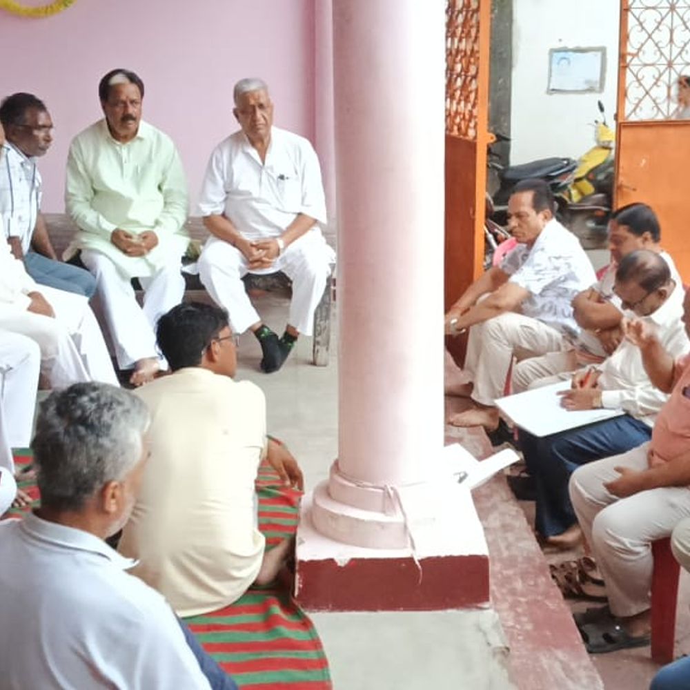 पूर्व राज्यसभा सांसद की पहल पर बॉक्साइट ट्रकों की अनिश्चितकालीन हड़ताल स्थगित