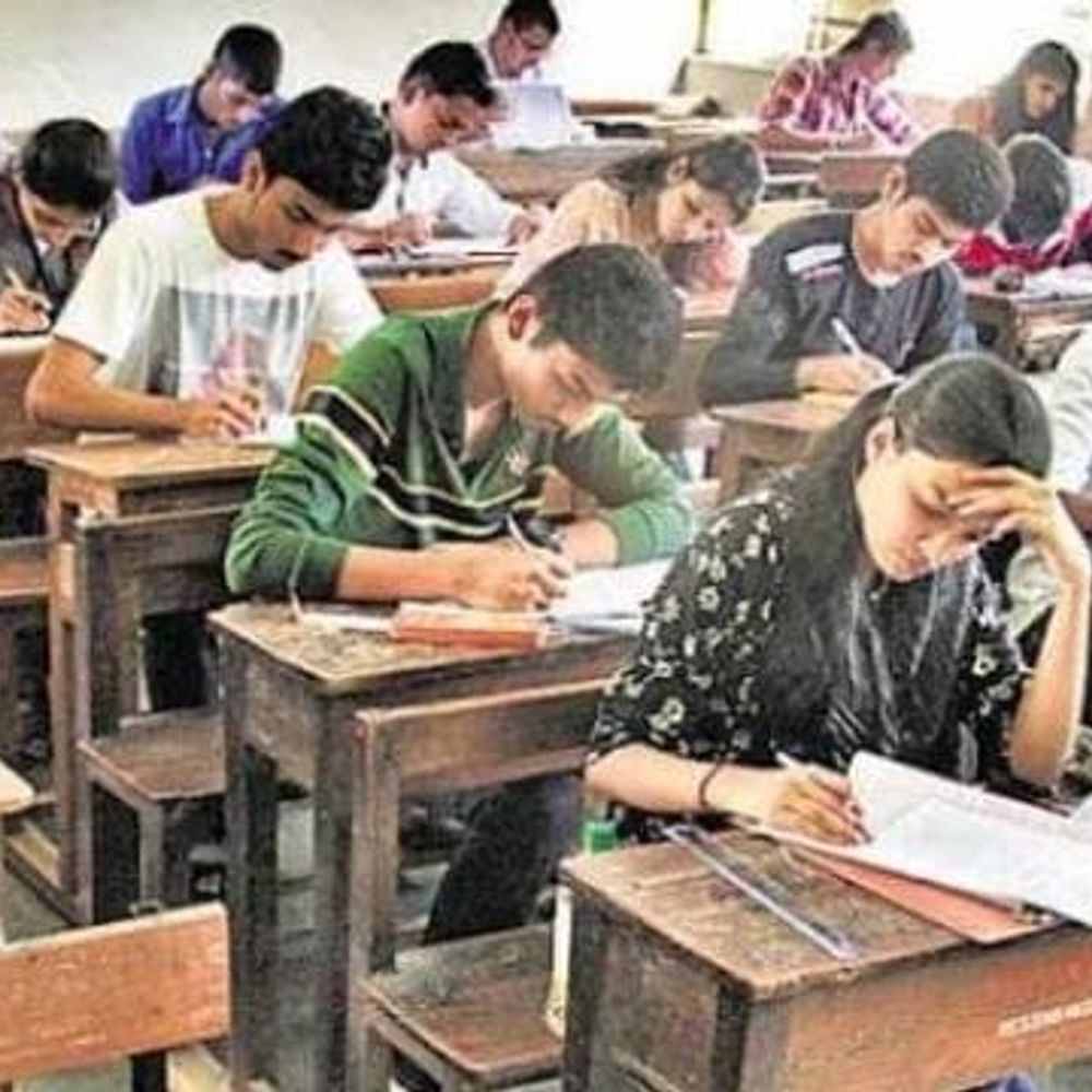 डीएलएड परीक्षा में पहले दिन चंदौली में नकलची पकड़ा गया:84% रही उपस्थिति, 471 केंद्रों पर 23 सितंबर तक चलेगी परीक्षा