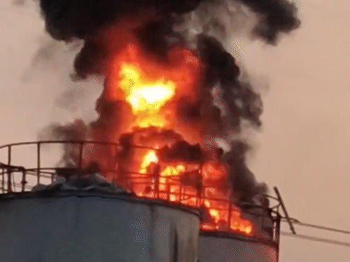 यूपी की टायर फैक्ट्री में आग, 2 मजदूर जिंदा जले:30 फीट ऊंचे टैंक से नीचे गिरे; तेल की लोडिंग के वक्त हादसा, 2 किमी दूर तक दिखीं लपटें