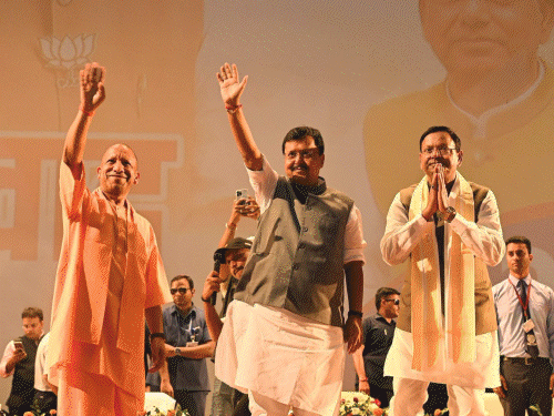 मेरठ में नितिन नवीन पर 25 बुलडोजर से फूल बरसाए:बोले- टोंटी चोर युवाओं को सपना दिखा रहे, शक्ति प्रदर्शन का VIDEO
