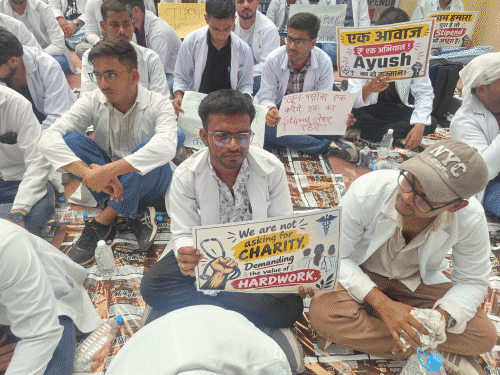 लखनऊ में आयुष छात्रों का प्रदर्शन, स्टाइपेंड बढ़ाने की मांग:बोले- 15 साल से नहीं बढ़ा, कुचुपुचु बढ़ा दो ना ; 25 हजार करने की मांग