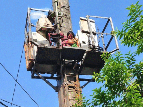 लखनऊ में टावर पर चढ़ी आगरा की महिला:प्लॉट पर कब्जे की शिकायत लेकर पहुंची थी, बोली- स्थानीय स्तर पर नहीं हुई सुनवाई