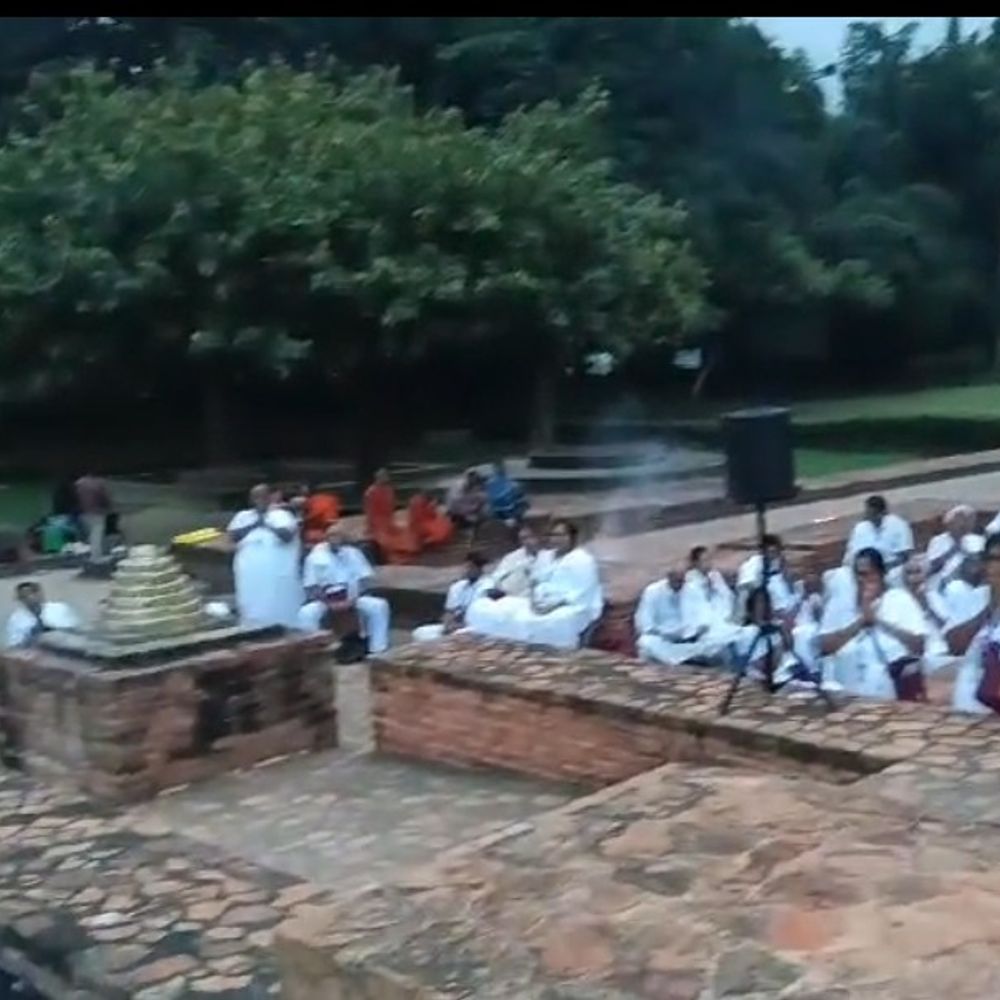 श्रीलंकाई बौद्ध अनुयायियों ने श्रावस्ती में की विश्व शांति पूजा:गंध कुटी पर पारंपरिक रीति-रिवाज से की विशेष पूजा-अर्चना, बुद्ध के उपदेश भी सुने
