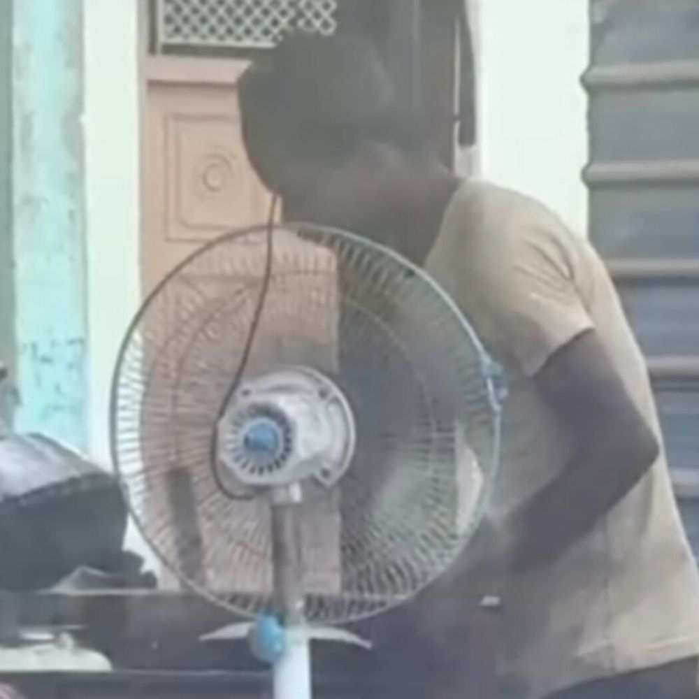 बागपत में रोटी पर थूकने का वीडियो:युवक हिरासत में; बोला- थूक नहीं रहा था, फूंक मार रहा था, शांति भंग की धारा में चालान