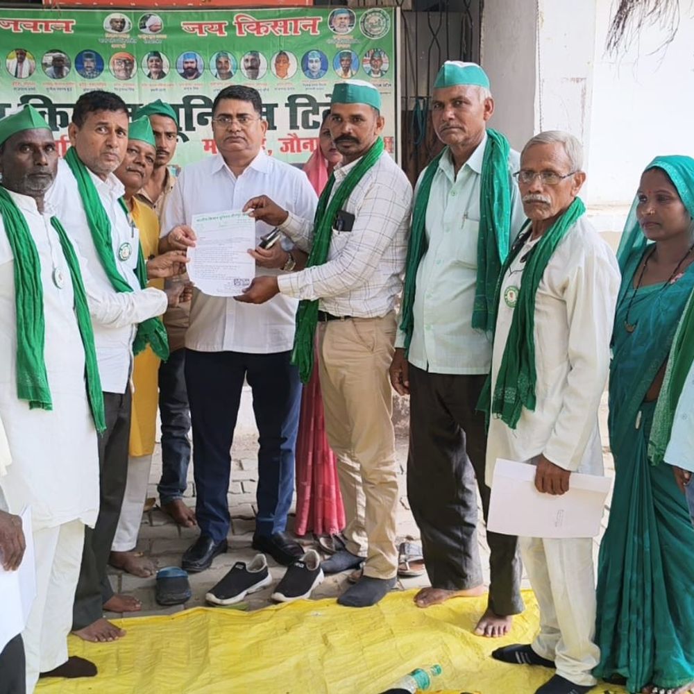 जौनपुर कलेक्ट्रेट में किसानों का प्रदर्शन:किसानों ने छुट्टा पशु, खाद और बिजली बिल की समस्याएं उठाईं