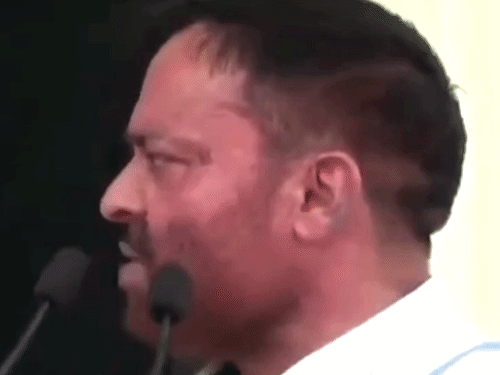 कैबिनेट मंत्री ने मंच से जिलाध्यक्ष को पीछे धकेला, VIDEO:मुजफ्फरनगर में बोले- एक मिनट रुक जाओ, छेड़ो ना, पीछे हटो, मंच पर जयंत भी मौजूद थे