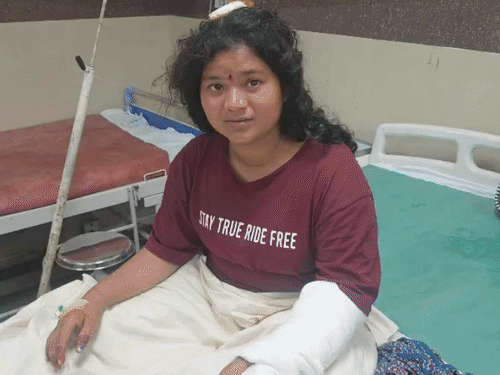 गणेश-पंडाल में भिड़े दो पक्ष,जमकर चले लाठी-डंडे-पत्थर:बिलासपुर में रास्ता घेरने को लेकर हुआ विवाद, हमले में महिलाएं समेत कई घायल, दोनों पर काउंटर FIR