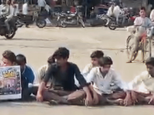 चिचोली में स्मार्ट मीटर के विरोध में NSUI का प्रदर्शन:सड़क पर दिया धरना दिया, विद्युत विभाग के खिलाफ नारेबाजी की