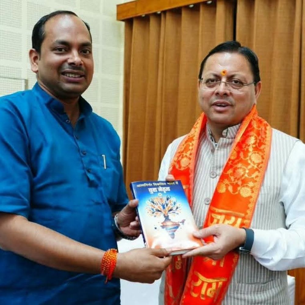 CM से मिले डॉ.मिश्र:पुष्कर सिंह धामी ने किया स्वर्ण चेतना सभा के प्रदेश अध्यक्ष की पुस्तक का विमोचन