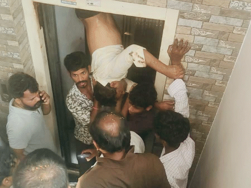 हैदराबाद में लिफ्ट और दीवार के बीच फंसा शख्स:सेकेंड और थर्ड फ्लोर के बीच लटका रहा; 90 मिनट चला रेस्क्यू, पैर फ्रैक्चर