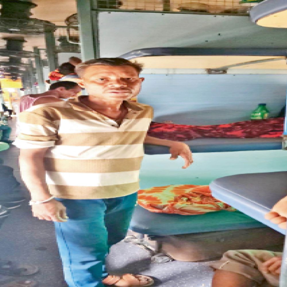 रायपुर में प्लेटफॉर्म पर कार्रवाई के दावे:2268 कार्रवाई फिर भी अवैध वेंडर बेखौफ ट्रेनों में बेच रहे चाय-पानी, समोसा और गुटखा