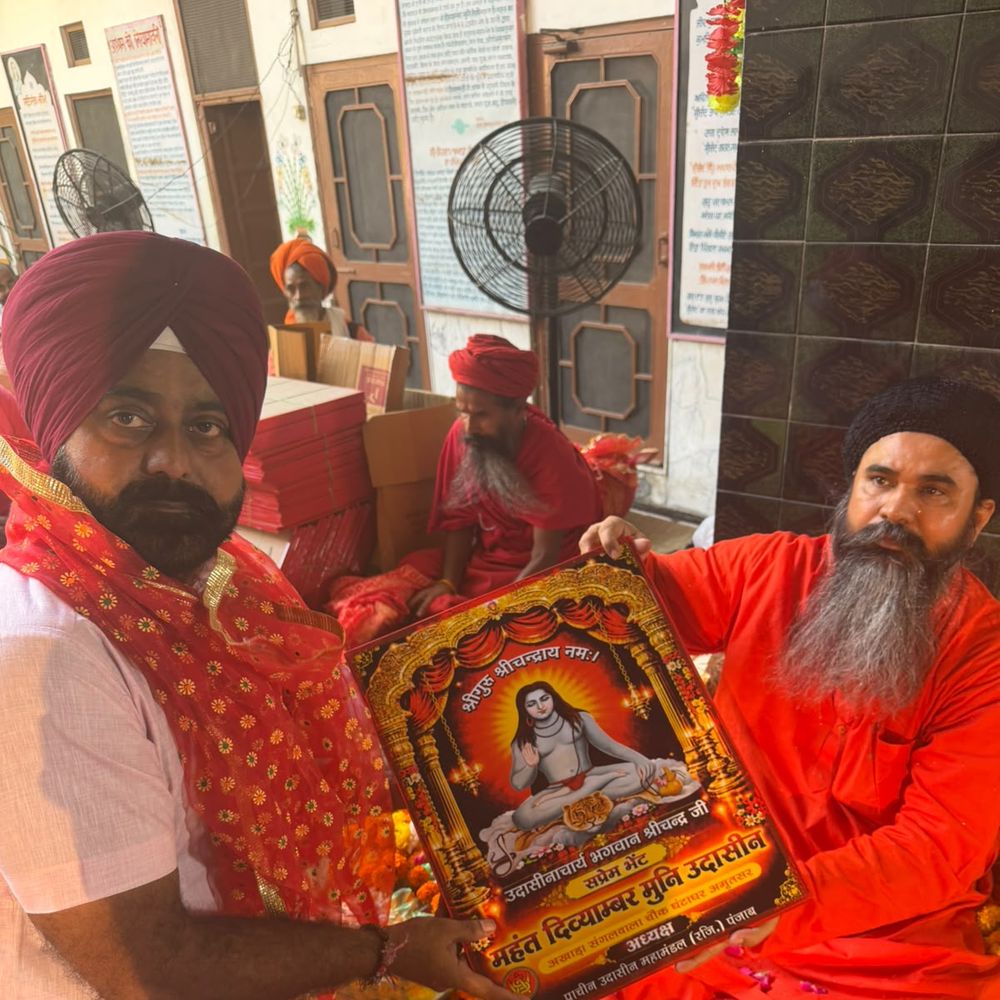 भगवान श्रीचंद्र जी महाराज की जयंती पर टेका माथा