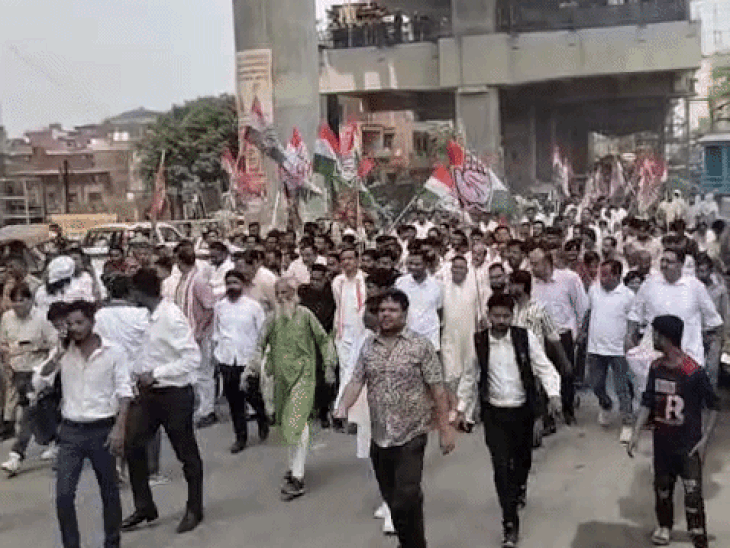 आगरा कांग्रेस ने पैदल मार्च कर कलेक्ट्रेट का किया घेराव:प्रदेश सचिव बोले-कलेक्ट्रेट के बगल में पानी नहीं, शहर में गड्ढे और टूटी सड़के हैं, सरकार स्मार्ट सिटी के ढोल पीट रही