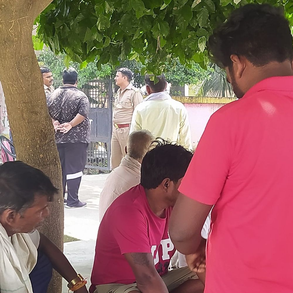 हरदोई में किसान ने किया सुसाइड:पत्नी किचन में खाना बना रही थी, कमरे में फांसी लगाई, दरवाजा तोड़कर निकाला गया शव