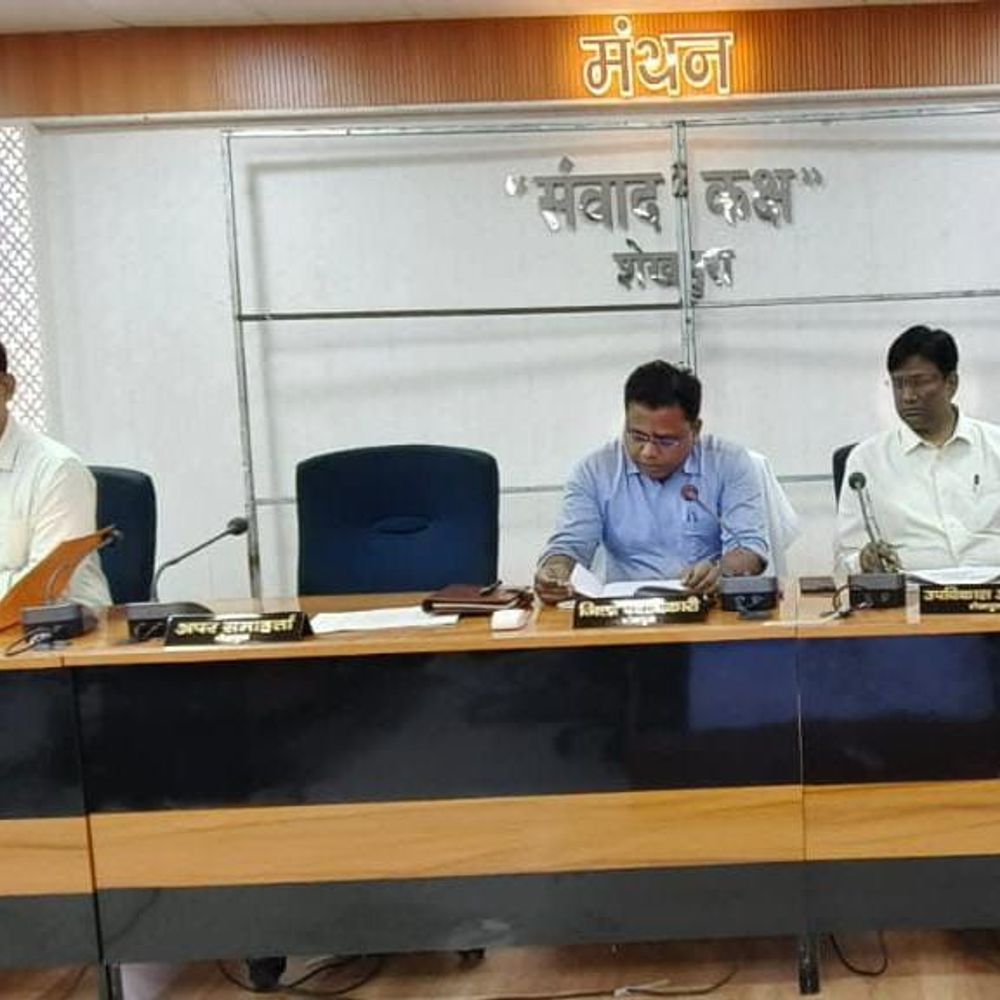 DM ने आवास योजनाओं में ट्रांसपेरेंसी के दिए निर्देश:ग्रामीण विकास विभाग की रिव्यु मीटिंग में बोले - पेंडिंग काम जल्द पूरे करें