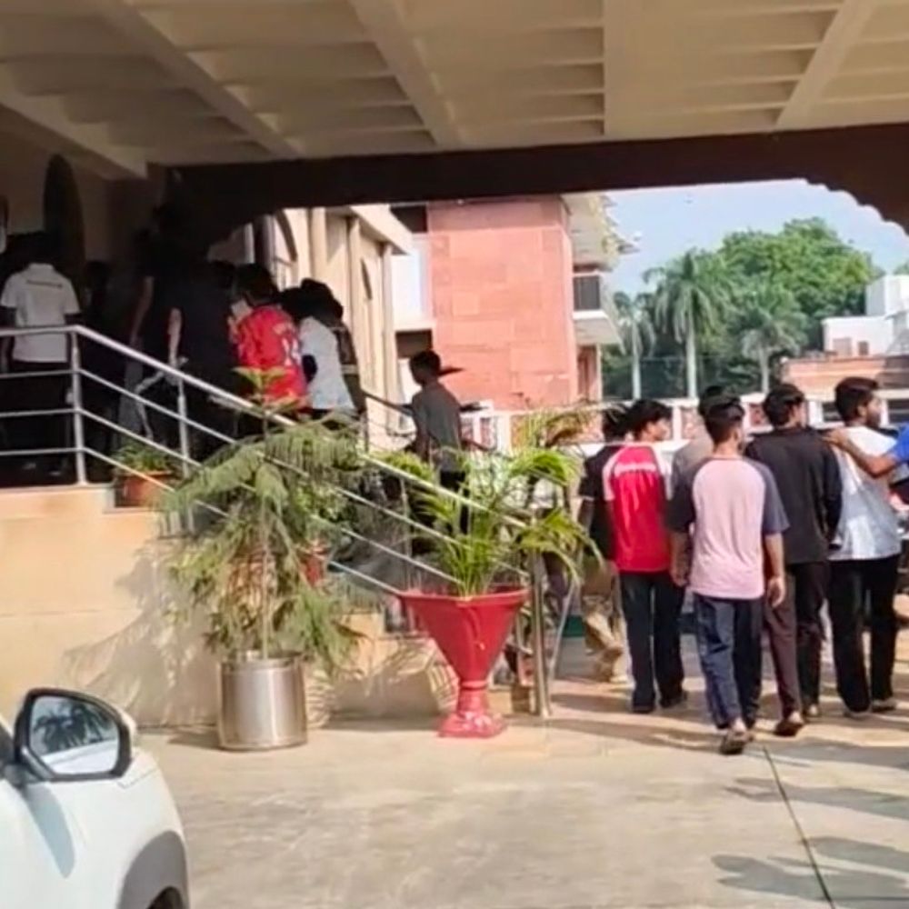 LNIPE में 14वें दिन छात्रों ने शुरू की भूख हड़ताल:प्रबंधन पर मांगों की अनदेखी का आरोप, एडमिन ब्लॉक का घेराव