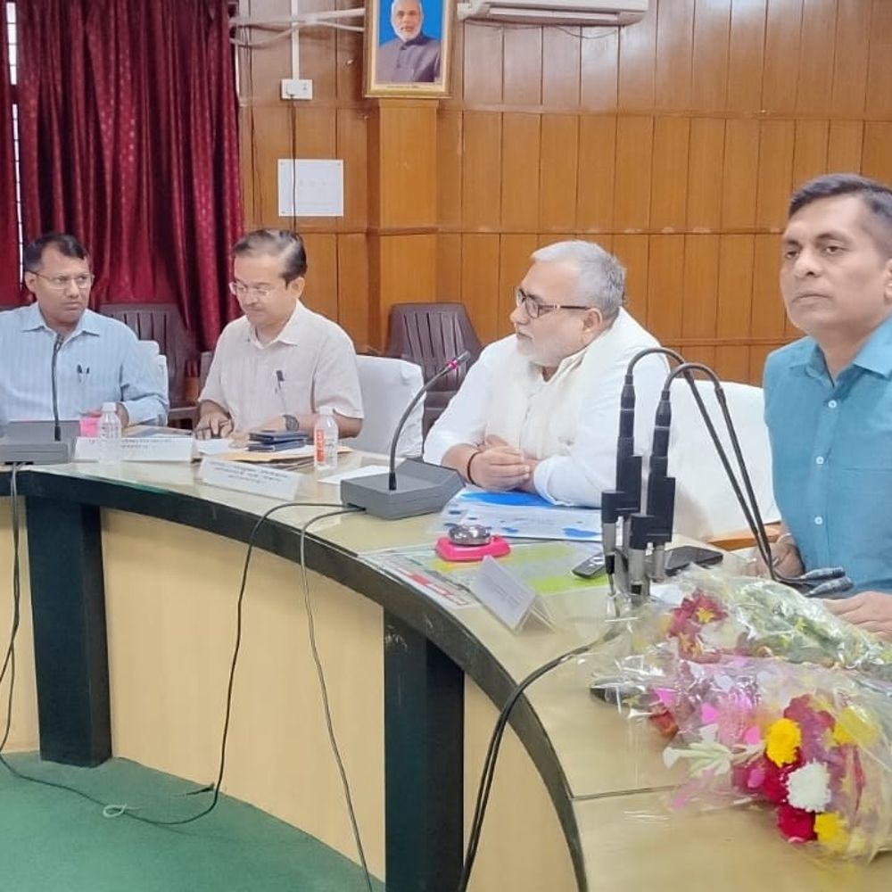 2014 से पेंशन अटकी, कमिश्नर ने जताई नाराजगी:आजमगढ़ में 6 मामलों पर सुनवाई; लापरवाही करने वालों पर एक्शन के आदेश
