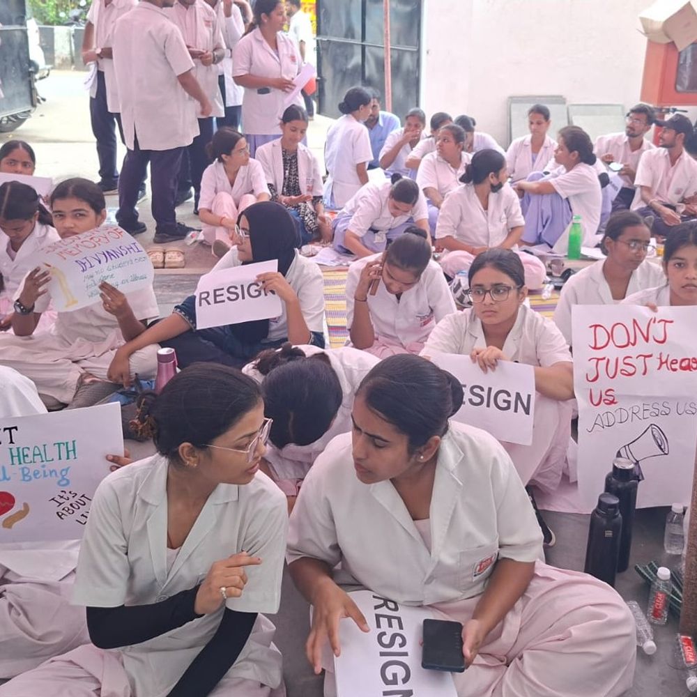 KGMU में नर्सिंग छात्रों का धरना दूसरे दिन भी जारी:नर्सिंग कॉलेज कैंपस में करीब 300 छात्र धरने पर, डीन के इस्तीफे की मांग