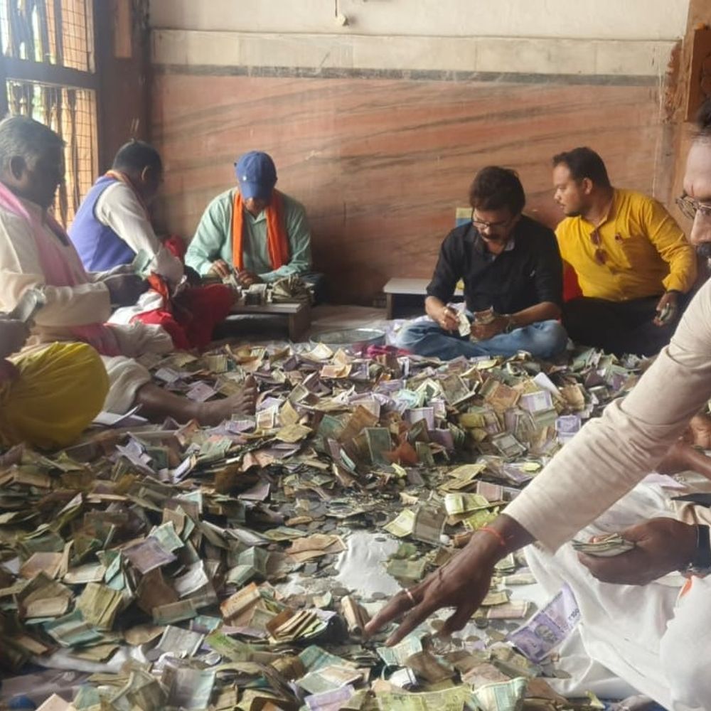 8 महीने बाद खुली मां दंतेश्वरी मंदिर की 11 दान-पेटियां:21.62 लाख रुपए नदग मिले, सोने-चांदी के आभूषण और मन्नत के पत्र भी निकले