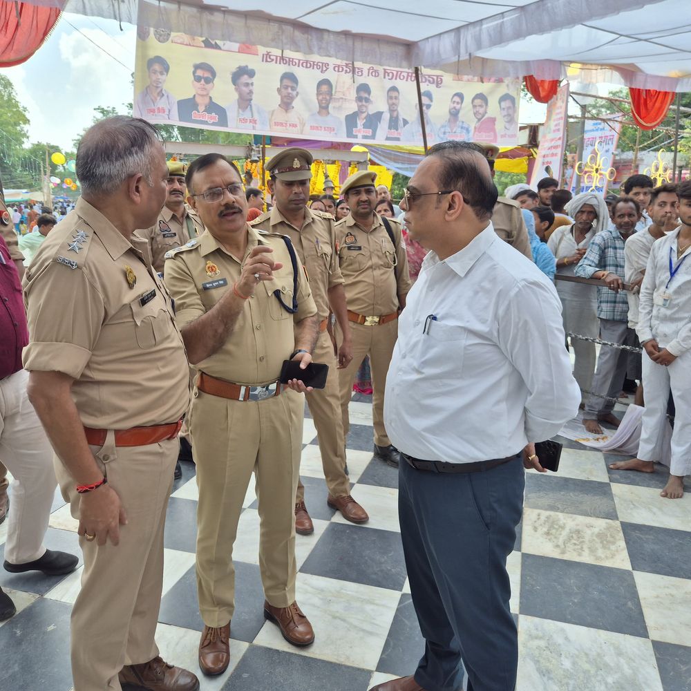 डीएम-एसपी ने बुढ़वा मंगल पर व्यवस्थाओं का जायजा लिया:ठड़ेश्वरी और मंशापूर्ण मंदिर का निरीक्षण, सुबह से ही दर्शन को लगी भीड़
