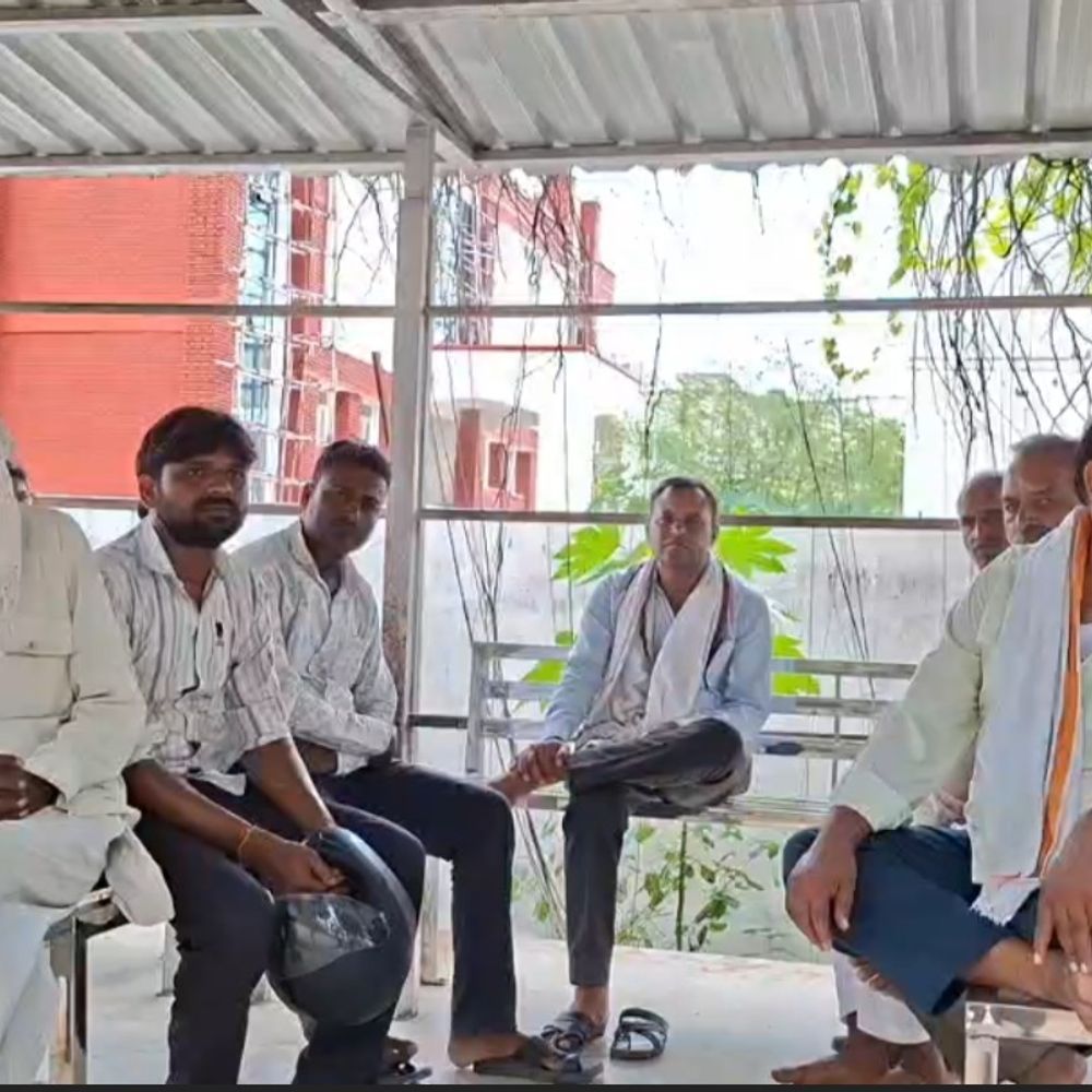 दिल्ली पुलिस के कंप्यूटर ऑपरेटर ने फांसी लगाकर जान दी:उरई में 4 महीने से बीमारी के चलते घर पर था; घटना से पहले हुआ था विवाद