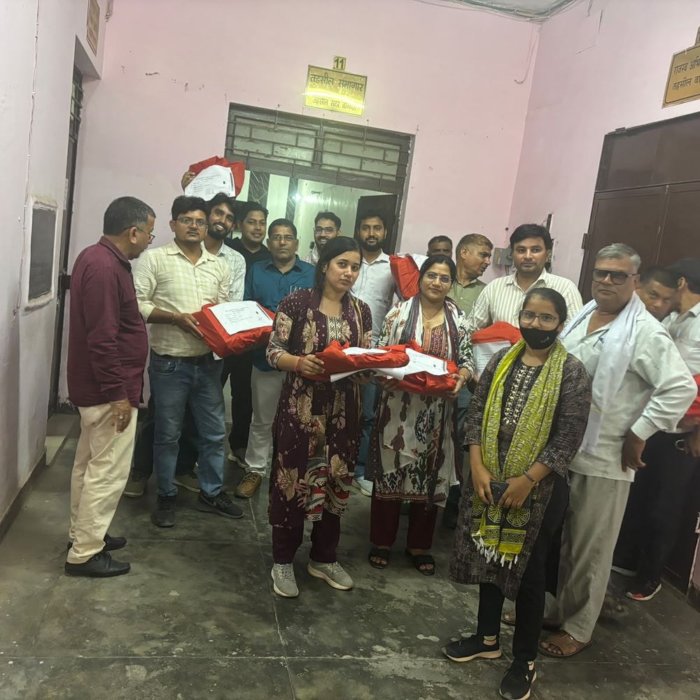 बागपत में लेखपालों ने अतिरिक्त हल्कों का बहिष्कार किया:लंबित मांगों के समाधान के लिए ऑनलाइन काम भी बंद किए, मुख्य सचिव को भेजा ज्ञापन