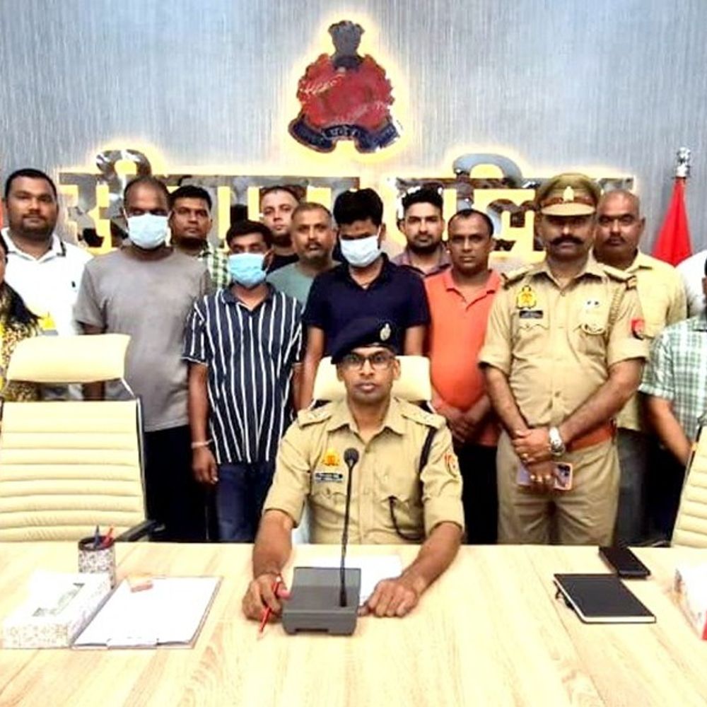 फर्जी नंबर प्लेट वाली कार से 223 बोतल शराब बरामद:शराब लेकर बिहार जा रहे 3 तस्कर गिरफ्तार, बरामद शराब की कीमत 4 लाख रुपए