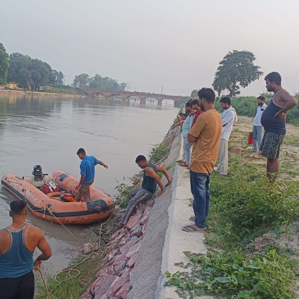 काली नदी नहर में डूबा अज्ञात व्यक्ति:बहते देखकर राहगीर ने दी सूचना; फ्लड कंपनी का सर्च ऑपरेशन जारी