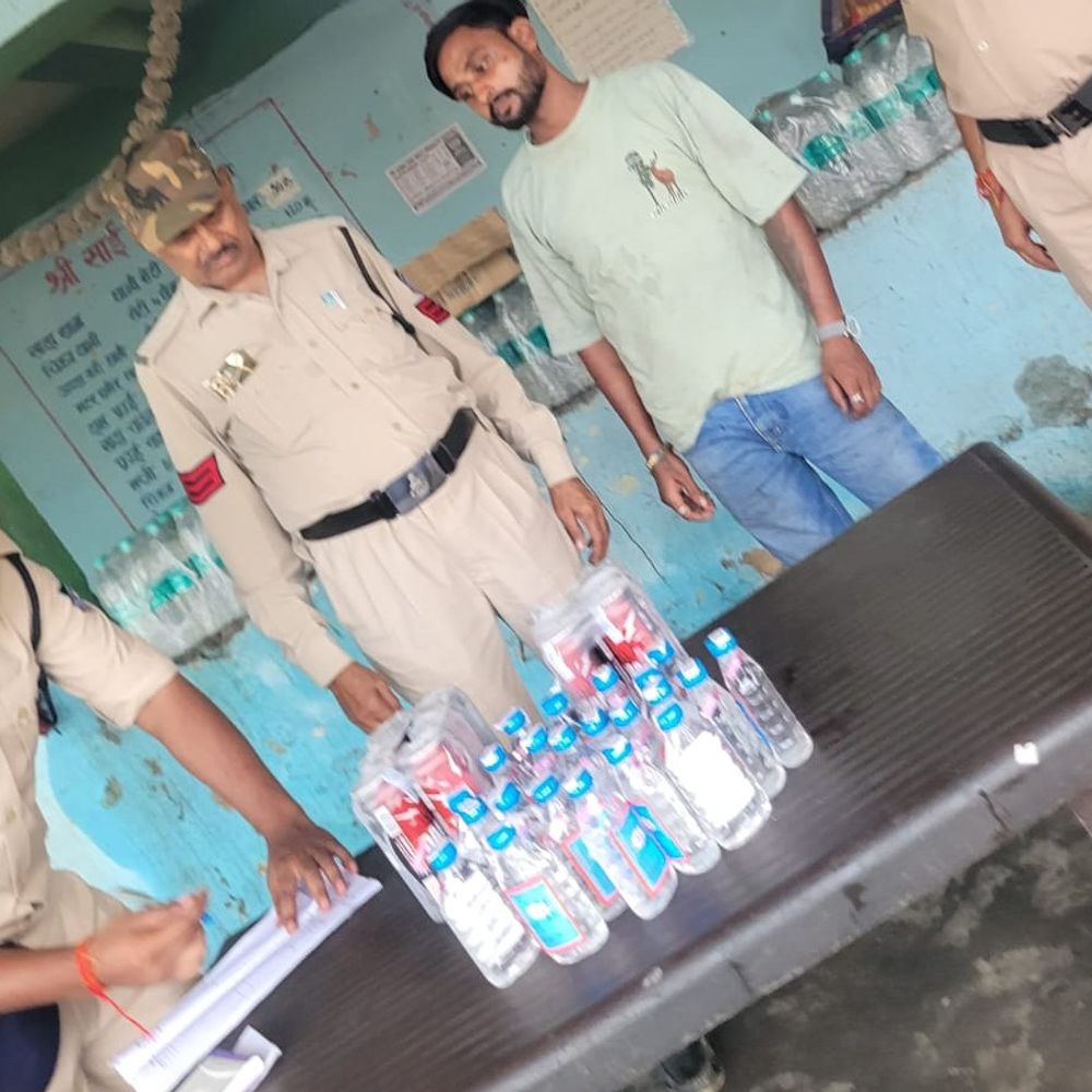 17 गांवों में दबिश, 165 लीटर हाथभट्ठी शराब जब्त:सिंगरौली में अवैध शराब के खिलाफ आबकारी की कार्रवाई; 115 किलो महुआ लाहन नष्ट