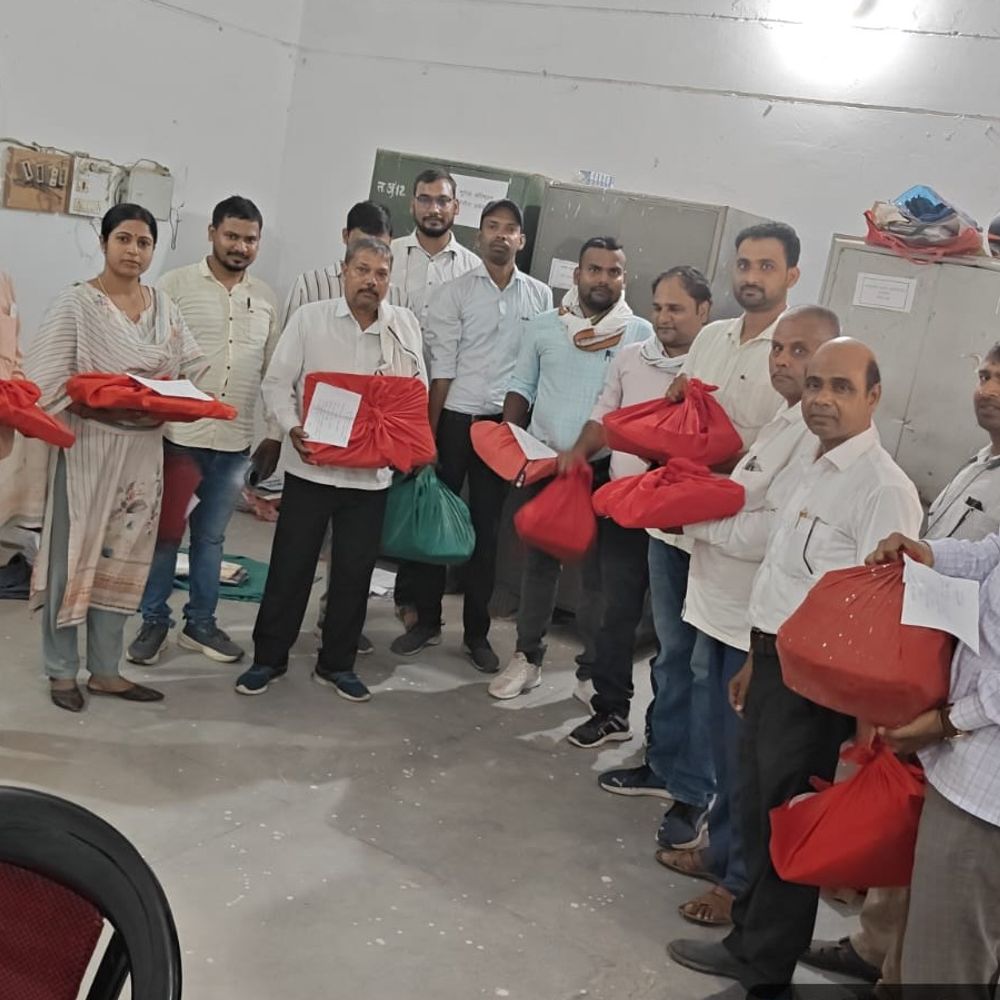 लेखपालों ने लौटाया अतिरिक्त हल्कों का चार्ज:अंबेडकरनगर में 8 मांगों को लेकर आंदोलन, बस्ते जमा कर शुरू किया आंदोलन
