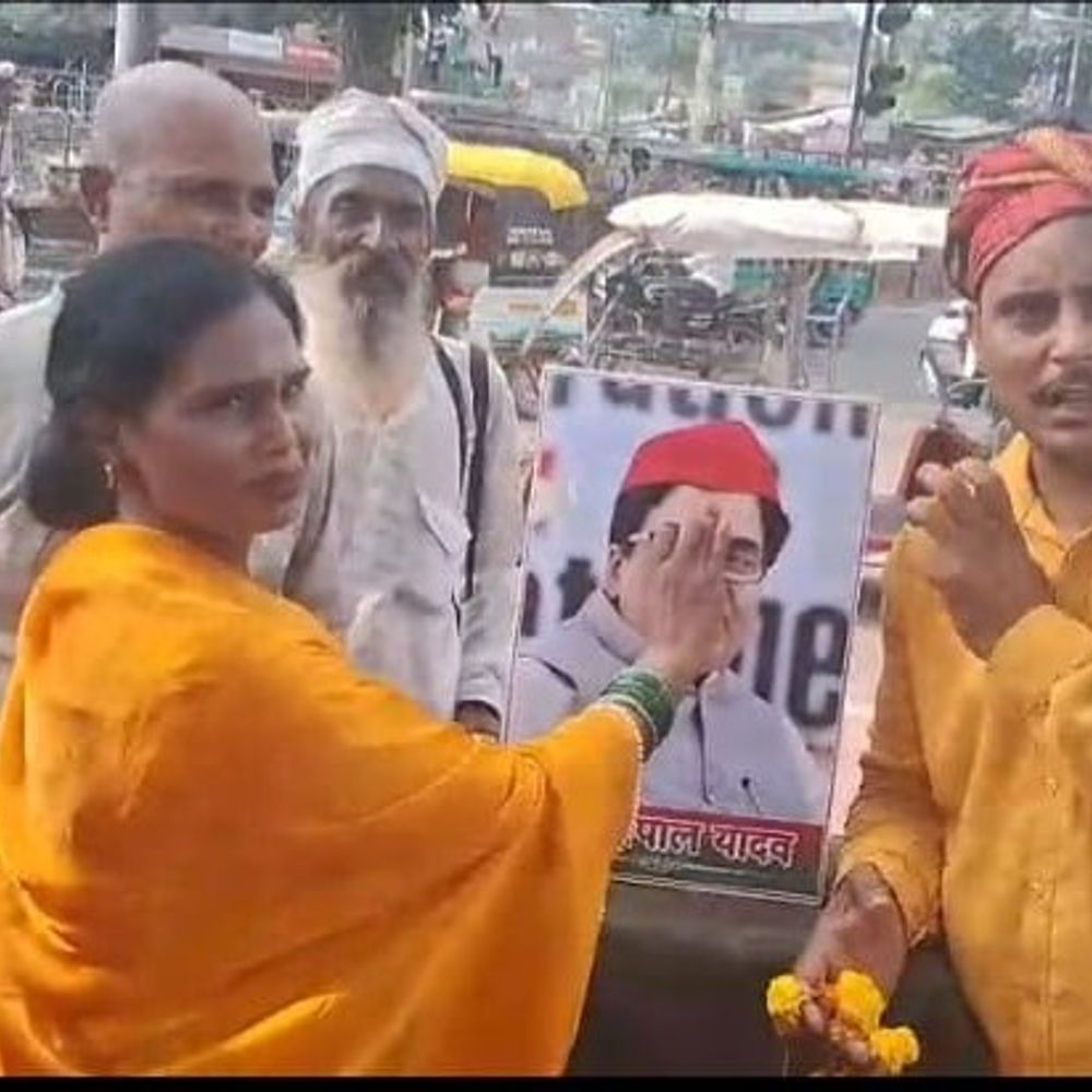 हिंदू महासभा ने सपा महासचिव की तस्वीर का किया तिलक:फूल चढ़ाकर बांटी मिठाई, चचेरी बहन से शादी वाले बयान पर जताई खुशी
