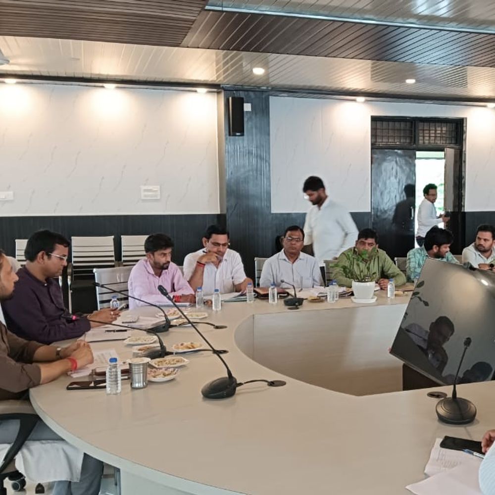 महराजगंज में 8 कॉन्ट्रेक्टरों को ब्लैकलिस्ट करने के निर्देश:विकास कार्यों में देरी और लापरवाही पर डीएम सख्त