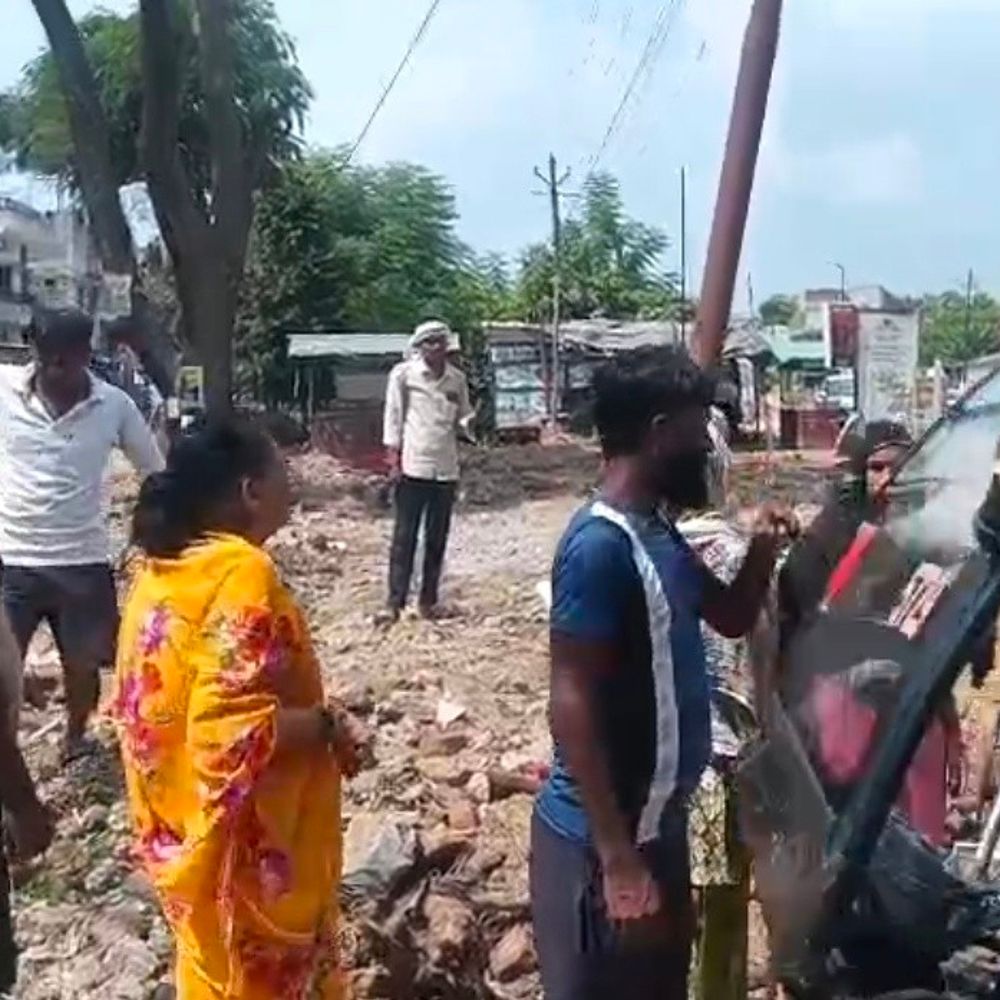 रायबरेली में 25-30 साल पुरानी दुकानें ढहाई गईं:निजी अस्पताल की पार्किंग के लिए रातों-रात JCB से उजाड़ने का आरोप