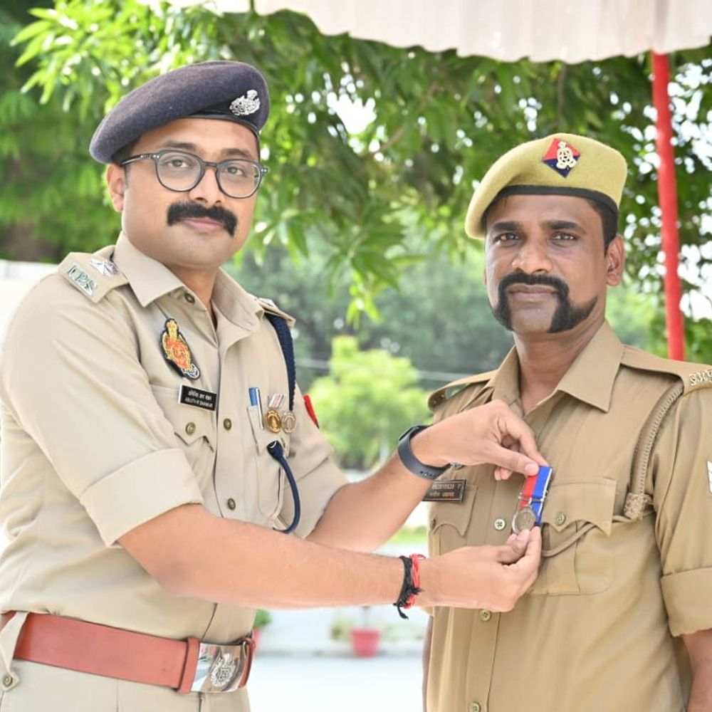 देवरिया के 10 पुलिसकर्मी सेवा पदक से सम्मानित:एसपी ने पदक लगाकर किया सम्मान; बोले- कर्तव्यनिष्ठा और ईमानदारी पुलिस सेवा की पहचान